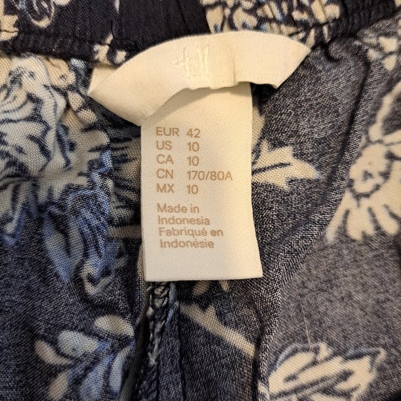 H&M Floral Patterned Flowy Shorts - Picture 2 of 5